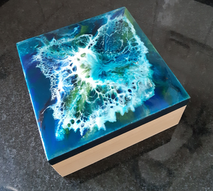 Grote en medium dozen met een deksel van Epoxyhars. Allemaal verschillend en daardoor een unieke uitstraling. Leuk om cadeau te geven of gewoon lekker voor jezelf!
Mocht je meerdere dozen willen bestellen neem dan even contact op dan kan ik een gecombineerde zending maken waardoor ik je een korting kan geven!