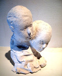 Klei biedt mij de mogelijkheid om heel direct te werken, de ruwe korrel laat mij toe om als het ware 'te schilderen' met de materie. Zo kan ik heel picturale en speelse accenten leggen waardoor de vormgeving op een eerder suggestieve dan expliciete manier ontstaat.