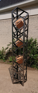 Dit zijn objecten die je zonder meer buiten kunt zetten, als installantie. Voor alle tuinornamenten geld dat er een sokkel in de grond gezet moet worden om te kunnen vastzetten. Geen van de ornamenten zijn beveiligd tegen diefstal.