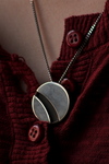 Hangers in zilver. Soms deels zwart gepatineerd. Met ketting. Voor elk afgebeeld stuk zijn er ook nog andere foto's beschikbaar.