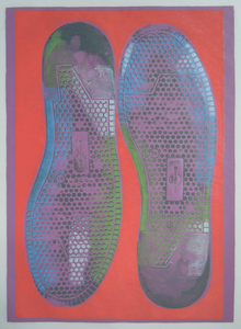 Serie grafiek gedrukt met zolen van mijn oude schoenen.
Hiermee treed ik letterlijk en figuurlijk in mijn eigen voetspoor.
Schoenen en voetsporen zijn een onderdeel van iemands identiteit.
Hierdoor krijgt het werk een autobiografisch karakter.
De eerste 2 lagen zijn een houtdruk met daarop de materiaaldruk van de schoenzolen.
De titel