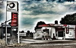 Een verlaten en vervallen benzinestation. Foto's gemaakt met een dslr-camera, vervolgens naar de iPad overgezet en daarop bewerkt met de app Snapseed. Een fijne en gratis app van (nu) Google.
