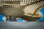 Een selectie van zowel zwartwit als kleurenfoto’s het Metropol Parasol te Sevilla. De houten constructie werd ontworpen door de Duitse architect Jürgen Mayer. Boven op de parasols loopt een wandelweg. Mayer beschrijft Metropol Parasol als “een van de grootste en meest innovatieve gebonden houtconstructies ter wereld.”