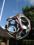 polyeders zijn ruimtelijke vormen van zeer hoge symmetrie en orde. Volgens de filosoof Plato zijn er 5: de tetraeder ('vuur') de kubus ('aarde') de octaeder ('lucht') de dodecaeder ('ether') de icosaeder ('water').Door het gebruik van het juiste materiaal zijn de polyeders veelal een 'kunst voor binnen én buiten'.