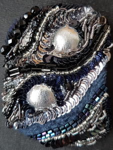 Handmatig gemaakte sieraden om te dragen.