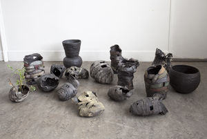 Klei objecten voor binnen en buiten. / Clay objects for indoor and outdoor use.