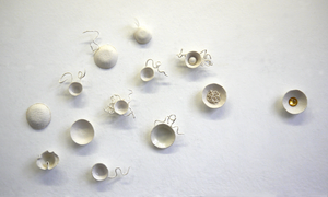 Porseleinen halve bollen /
China half spheres