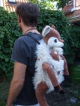Knuffel Rugzak, groot en stevig. Gemaakt van diverse knuffels tot een groot fantasy beestachtige Rugzak.