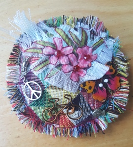 Gebruik maken van bestaande materialen en daar iets nieuws van maken. Zoals deze broches. Een statement bij een mantelpak, op een winterjas, op een mooie trui.
