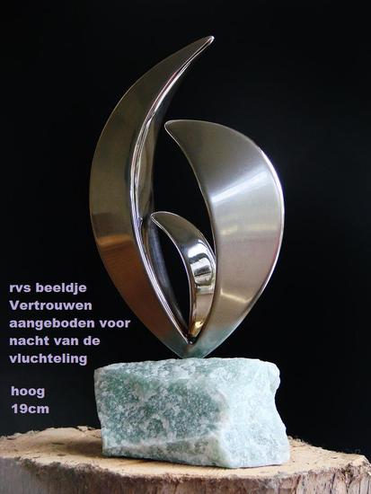 rvs beeldje Vertrouwen