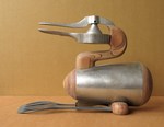 Serie assemblages met gebruik van Expresso potten. De meeste beelden hebben als uitgangsvorm een deel van een Expresso pot. De assemblages zijn samengesteld uit diverse materialen. Een deel van de pot roept associaties op met mijn Fortificaties. Zie ook bij de penningen Star II en Pot-vis.