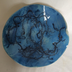 De zee vormde de inspiratie voor deze handgevormde schalen. In de vorm is de beweging van het water, van de golven terug te vinden. In sommige schalen zijn wieren meegestookt. De doorsnede van deze zee-schalen varieert tussen de 25 en 45 cm.