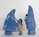 Een serie vrouwenfiguren uit verschillende windstreken. Kinderen op de rug in een doek of op een andere manier dicht bij hen.