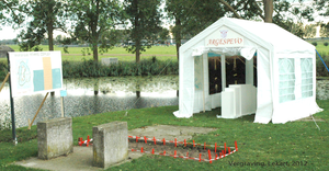 Wij hebben een realistische archeologisch opgravingsplaats gemaakt waarbij gevonden fundamenten geïnterpreteerd worden als deel van een ondergrondse Romeinse Mithras tempel