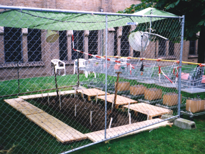 Installatie van een archeologische opgraving waarin we op zoek gaan naar veronderstelde vroegchristelijke fundamenten van een klooster.