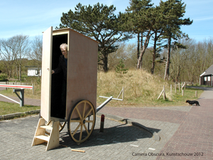 In deze mobiele Camera Obscura kunnen waarnemers (bezoekers) plaats nemen  met de mogelijkheid om het zichtbare camerabeeld mbv  tekenmateriaal op de geprojecteerde wand vast te leggen.