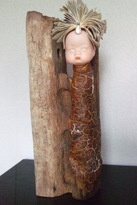 Hout wat anders op de brandstapel komt, geef ik graag een nieuw leven, een nieuwe vorm. Vaak betreft het hout wat voor mij emotionele waarde heeft. Bijvoorbeeld hout van de Vessemse molen of hout van een oud kozijn.