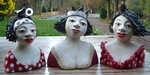 Een bonte verzameling van allemaal vrouwenkopjes,bustes en dames in felgekleurde kleren,soms met een vogel...soms zonder!!