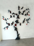 Keramische installatie tegen de wand. Abstracte Figuren kunnen naar eigen idee geïnstalleerd worden.