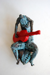 Keramische figuren spelen een instrument zitten of hangend tegen een wand. Bronsachtig bewerkt met oxides