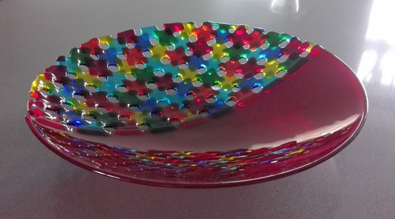 Schaal half rood en half in blokmotief