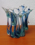 Glas is met elkaar versmolten. Afhankelijk van het hoog de temperatuur is geweest en hoe lang het glas in de oven is verwarmt, vloeit glas samen en stroomt/buigt naar beneden. Kleuren mengen zich. Stralen vormen zich als het op gaas ligt. Wanneer het glas op een mal ligt, neemt het de vorm van de mal aan.