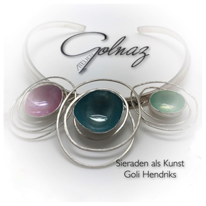 Unieke, eigen ontwerp zilveren sieraden met de hand vervaardigd in combinatie met kleurrijk epoxy resin of edelstenen.