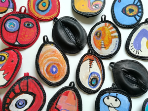 pie-M-arian
pie-M-arian is een samenwerking van 2 generaties kunstenaars, Piem Aukes (schilder) en Marian Kastelein (textiel).
pie-M-arian bestaat uit een serie beschilderde kunstwerkjes, deze zijn op leer gezet en voorzien van een ritsje.