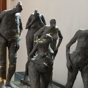 As ships that pass in the night. Often said of people who meet for a brief but intense moment and then part, never to see each other again. These people are like two ships that greet each other with flashing lights and then sail off into the night. 
from a poem by Henry Wadsworth Longfellow.
Materiaal: actraciet bakkende klei, breuken geaccentueerd met goudlijm (Kintsugi), hoogbak