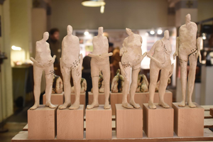 ... als ze nu de mens eens gecreëerd hadden met de nodige reservestukken er bij ...
Materiaal: witbakkende klei, ijzerdraad, hoogbak, beukenhouten sokkel