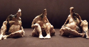 Kleine, ruw geschetste figuurtjes in witbakkende klei met grove chamotte, die met elkaar een babbel lijken te doen. Momenteel zijn er nog 11 exemplaren beschikbaar, elk met een eigen identiteit.
Materiaal: witbakkende klei met grove chamotte (tot 2 mm), bewerkt met ijzer- en koperoxide en transparante glazuur, hoog bak.