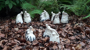 Kleine bolle figuurtjes die in groepjes staan te konkelfoezen, roddelen, ...
Materiaal: wit-bakkende klei, raku-stook