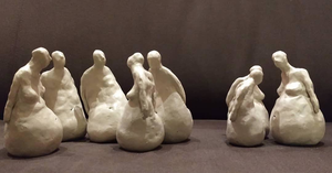 Een tiental kleine bolle figuurtjes die schijnbaar met elkaar staan te konkelfoezen, roddelen, ...
Materiaal: wit-bakkende klei bewerkt met mat-glanzende glazuur, hoog bak