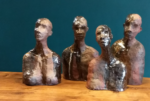 twee mannen, twee vrouwen samen in één groep.
Materiaal: roodbakkende klei bewerkt met mangaanoxide, mangaanaarde, glazuren, hoog-gebakken