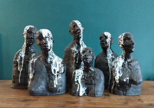 mannen en vrouwen samen. 
Materiaal: zwartbakkende klei bewerkt met oxides, mangaanaarde en glazuren, hoog-gebakken