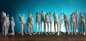 We are all islands, till comes the day we cross the burning water (Johnny Clegg) We kunnen ons de vraag stellen: hoe grondig kunnen we een ander kennen? In hoeverre stellen we onszelf open voor een ander?
Materiaal: witbakkende klei, hoog-gebakken