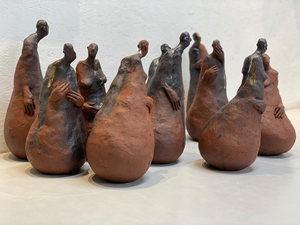 10 figuren met bolle onderkant, in rood-bakkende klei, bewerkt met mangaanoxide, mangaanaarde en glazuur, hoog gebakken, kunnen dus gerust in de tuin staan.
In twee maten.