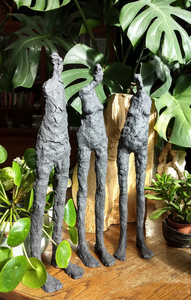 ruw geschetste figuren, silhouetten, in zwart bakkende klei met groffe chamotte, hoog gebakken.