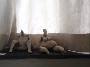 Ze zitten op hun gemak, ook weer te keuvelen, deze figuurtjes in grove wit-bakkende klei. Hoog gebakken dus ze kunnen gerust buiten zitten.