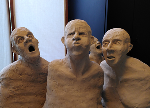 5 Bustes met een zeer uitgesproken reactie op de wereld rondom of op de kijker die voor hen staat?
Witbakkende klei bewerkt met engobes, glazuren en keramische potloden, hoog gebakken 1230°