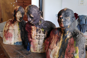 Bustes die elks hun eigen karakter kregen door ze te bewerken met engobes, glazuren en keramische potloden