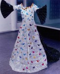 Charlotte maakt kleding,installaties en collages van snoeppapiertjes.