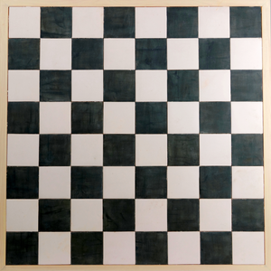Strategie en werkelijkheid in een spel.
Het schaakspel, een afbeelding van de wereld om ons heen,
met mensen in hun zijn.
Gezien en geanalyseerd, in klei geformeerd en gefotografeerd
en van alles bevrijdt,
zonder mode, eenvoudig zo als we mensen zijn.
Schoon, vuil, mooi en lelijk , wakker en moe.
Jong en oud, rijk en arm,
mannen, vrouwen, boeren, aristocraten,
volk en regering,
strategie en politiek weten en domheid.
De maatschappij in een spel.