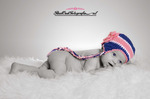 Een New Born Fotoshoot vindt plaats in binnen 14 dagen na de geboorte. Dan is de baby nog flexibel en makkelijk in allerlei posities te leggen. De baby bepaald het tempo en de fotoshoot duurt meestal tussen de 2 en 3 uur.