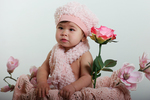 Wanneer de baby al wat ouder is en niet meer zo makkelijk in mandjes wil liggen is het tijd voor de gezinsshoot. Met wat creativiteit en aandacht maken we ook hier een mooie fotoshoot van.