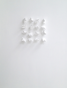 Minimalisme met een touch van arte povera en conceptuele invloeden, meestal wit. 
Sommige werken zijn 'geboren' uit de noodzaak aandacht te vragen voor (seksueel) geweld en misbruik, zoals bijvoorbeeld nummer 41: de roep om hulp van zoveel kinderen of nummer 49 over kindbruidjes...
Maar altijd is dit werk zó authentiek; het komt uit mijn ziel...ik doe ik mijn werk geen consessies...nooit