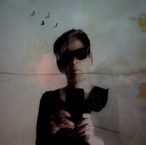 Foto's gemaakt en bewerkt op de iPhone d.m.v. diverse apps.
Door laag over laag te werken en ook verschillende foto's door elkaar te gebruiken, door te tekenen, te gummen en eindeloos veel bewerkingen te maken, ontstaan geheel nieuwe foto's. De sfeer neerzetten, gevoelens oproepen, absurditeit aan te tonen...dat zijn dingen die ik wil laten zien...voelen. 
Te koop in diverse afmetingen: op aanvraag