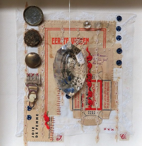 Deze collages  zijn gemaakt  oude gebruikte materialen zoals vintage textiel, oude brieven en handschriften, soms foto's of fournituren. Ze roepen in mijn gedachten verhalen op over de vorige eigenaar. Ingelijst in 3D houten witte lijst met ontspiegeld glas.