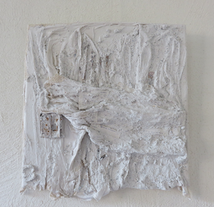 Reliëf gemaakt van oude kleding op schildersdoek.