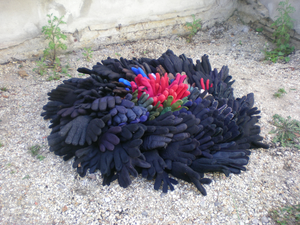 Op straat gevonden handschoenen representeren vorige eigenaren, verwerkt tot grote installaties.